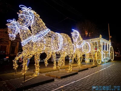 Новогодние фигуры на заказ и имеется доставка + установка